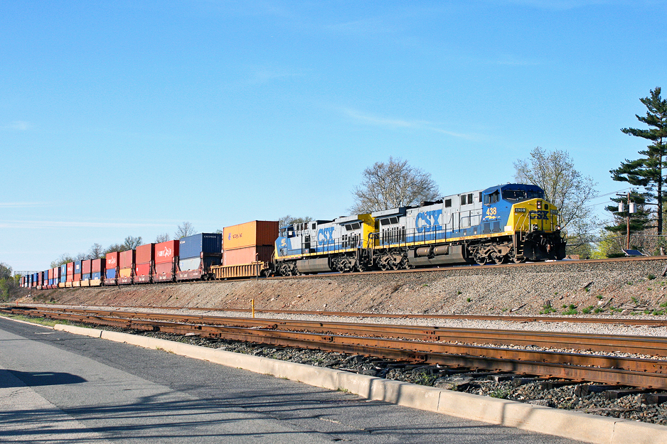 CSX 438 on Q-114